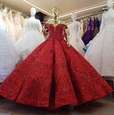 KL's affordable and stunning gown rental shop👗 | Galeri disiarkan oleh  Vanessa Lai | Lemon8